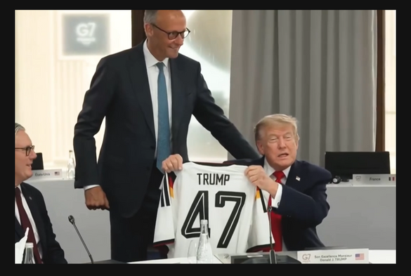 Merz mit WM Trikot für Trump