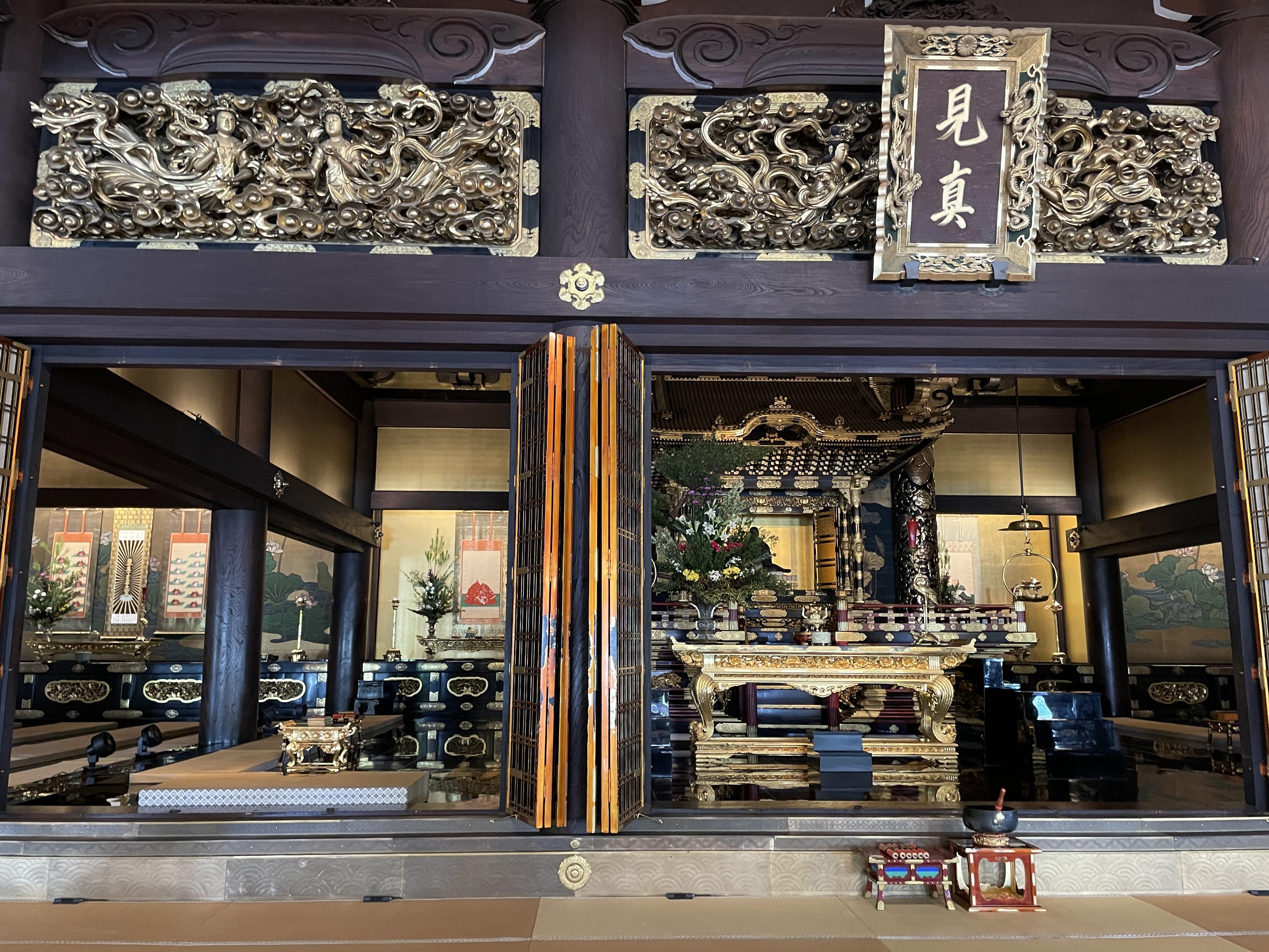 Altar area of Higashi Honganji (東本願寺), world center of the large Jōdo Shinshū sect of Buddhism founded by Saint Shinran (親鸞聖人)