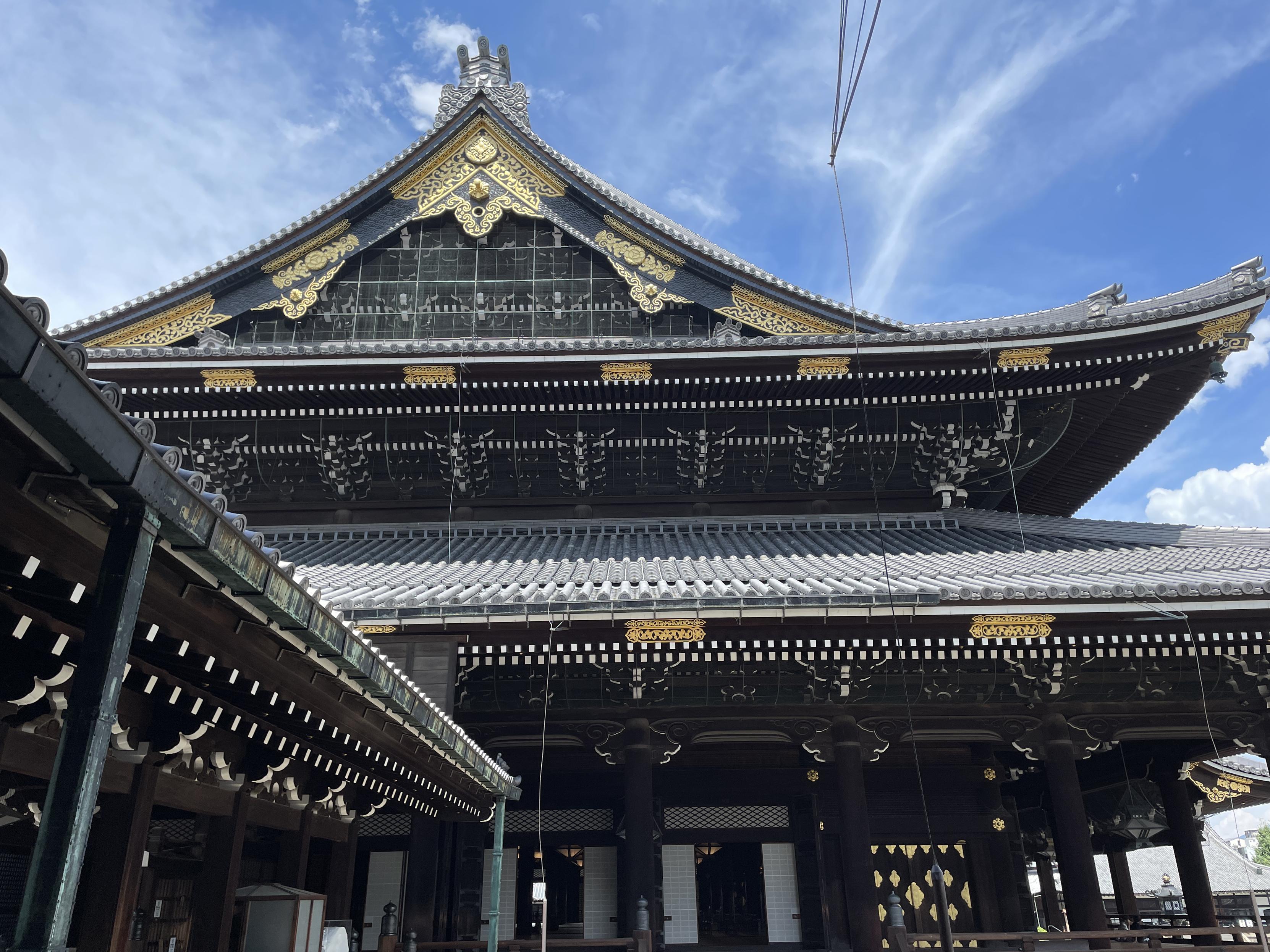 A glimpse of the huge buildings of Higashi Honganji, a short walk from Kyōto Station