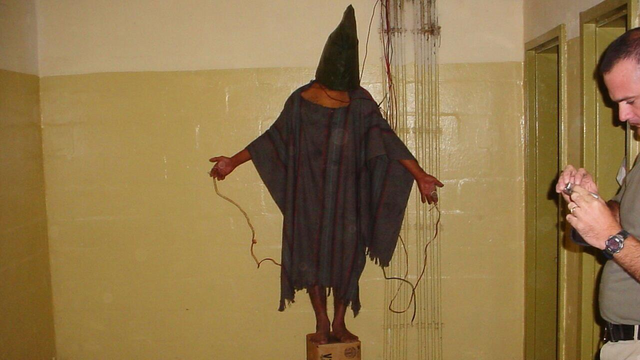 Eines der Fotos aus dem Militärgefängnis Abu Ghraib in Bagdad, die die Folter iranischer Gefangener durch US-Soldaten belegten. Nur wenige der Täter wurden verurteilt. (picture alliance / AP Photo / Uncredited)